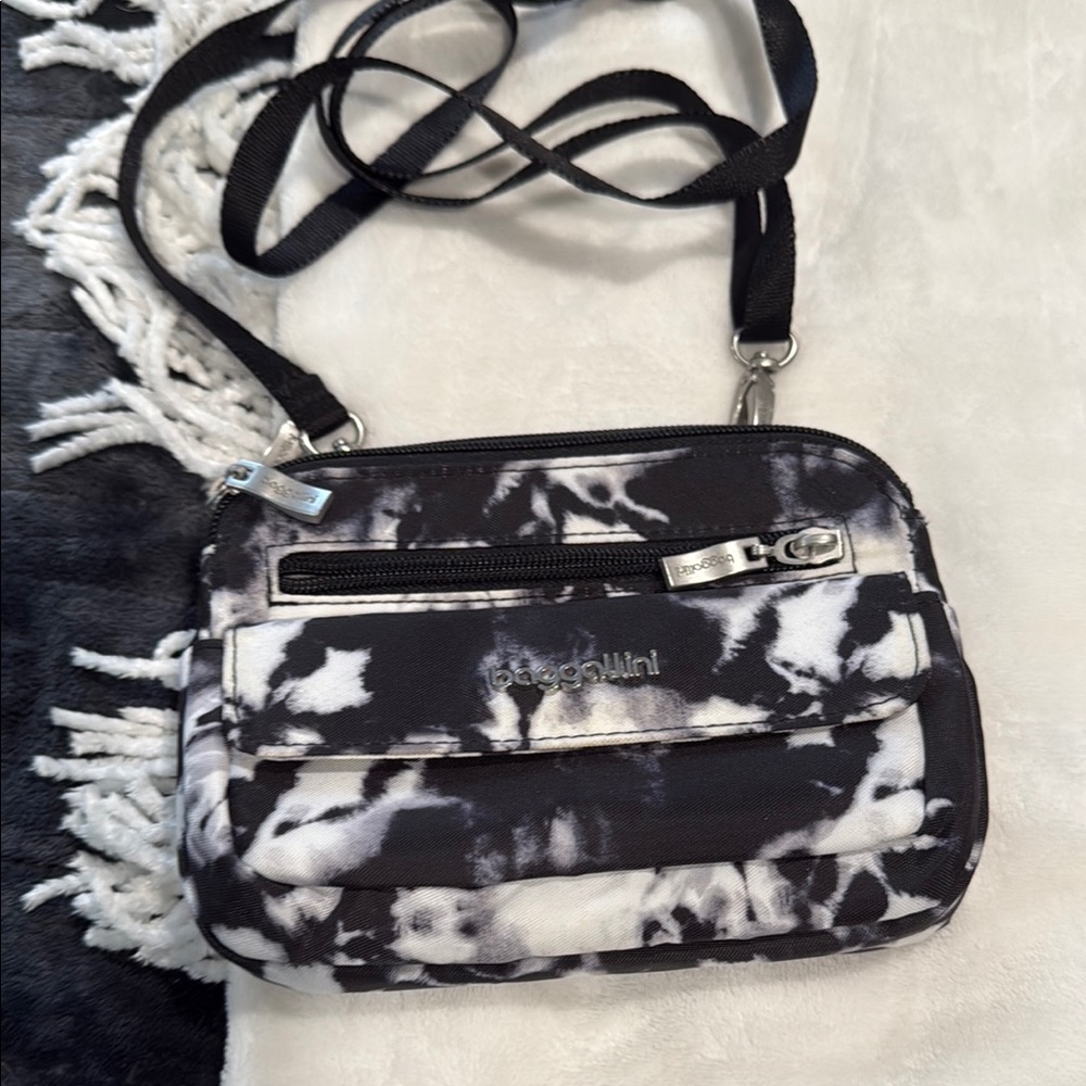 Baggallini Black and White Crossbody Bag with Abstract Design